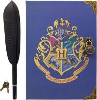 Ilustracja Zestaw Harry Potter Zamykany Notatnik Hogwarts z Gęsim Piórem