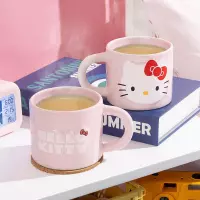 5. Kubek z Tłoczonym Wzorem Hello Kitty