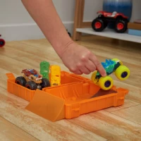 5. Mattel Hot Wheels Zestaw Tankuj i Jedź HXT04
