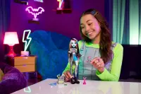 7. Mattel Monster High Lalka Frankie Stein +Zwierzątko Piesek Watzie HXH73