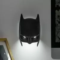 6. Lampka ścienno-biurkowa Batman Maska