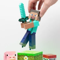 4. Lampa - Diorama Minecraft Steve Wysokość: 30 cm