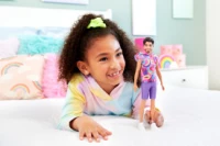 4. Mattel Barbie Lalka Ken Stylowy Koszulka Lata 80 HRH26 