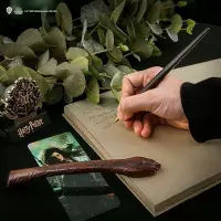 7. Harry Potter Długopis Różdżka + Stojak z Zakładką 3D - Bellatrix Lestrange