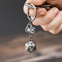 3. Brelok Dungeons & Dragons D20 - Kostka